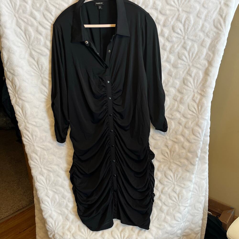 Torrid black ruched dress plus sz 3 gathered midi length preowned excellent